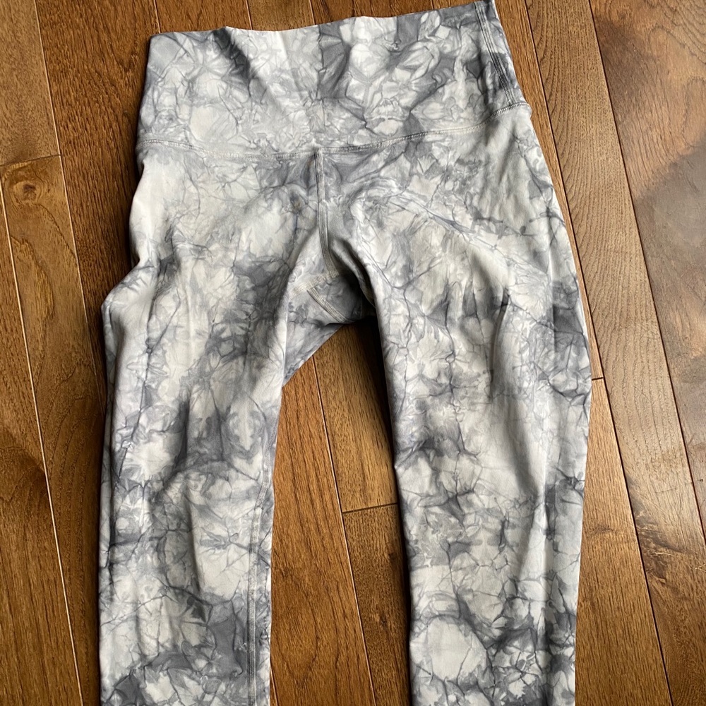 Lululemon Shibori Crop leggings size 6 white/grey